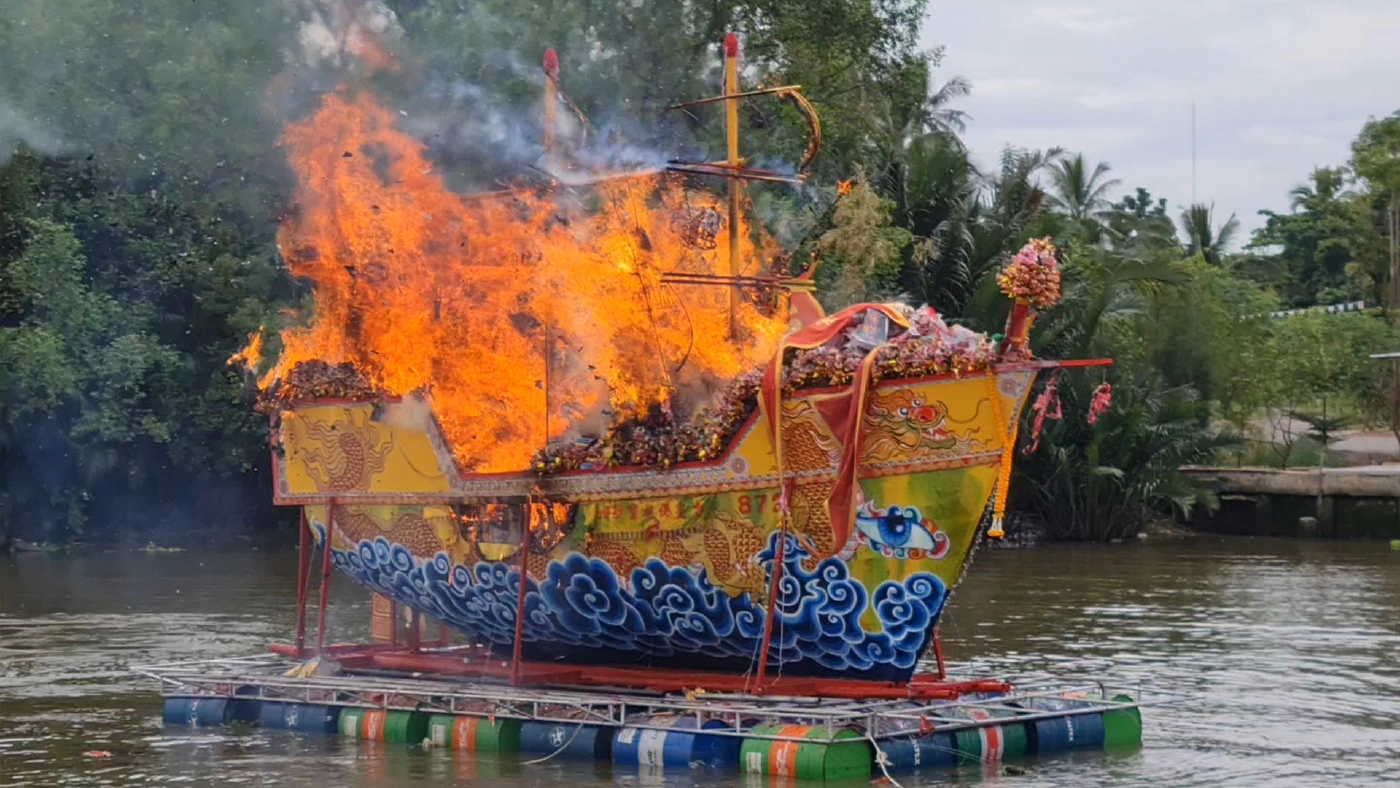 เผาเรือสำเภาพร้อมเครื่องบูชาส่งเทพเจ้าปรับเวลาหลบเคอร์ฟิว เผาเรือสำเภาพร้อมเครื่องบูชาส่งเทพเจ้าปรับเวลาหลบเคอร์ฟิว