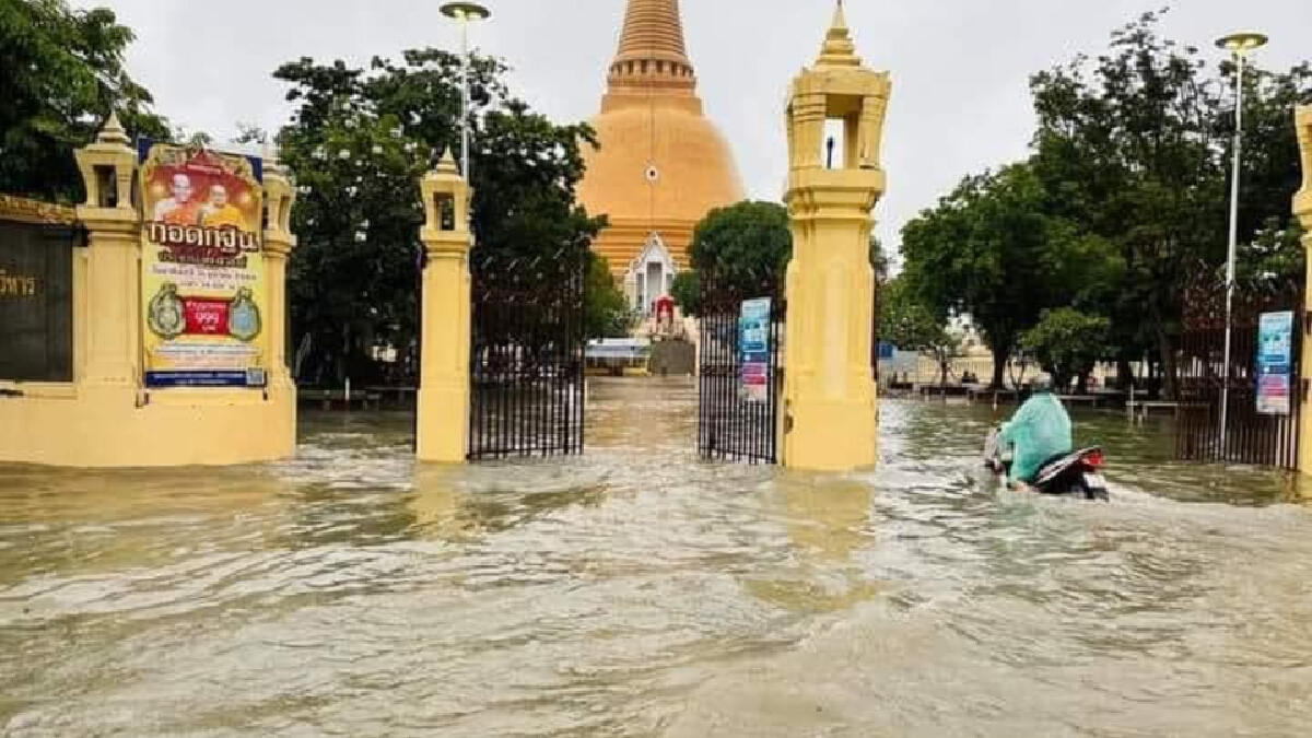 ฝนตกหนัก “นครปฐม” อ่วมน้ำท่วมหลายพื้นที่ “องค์พระฯ - ถนนเพชรเกษม” ฝนตกหนัก “นครปฐม” อ่วมน้ำท่วมหลายพื้นที่ “องค์พระฯ - ถนนเพชรเกษม”
