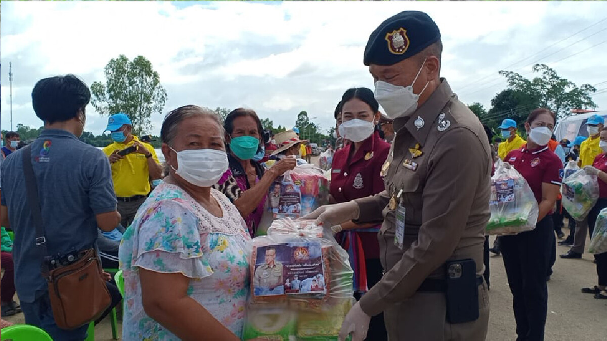 ตำรวจลงพื้นที่ช่วยเหลือผู้ประสบภัยน้ำท่วมโกสุมพิสัย