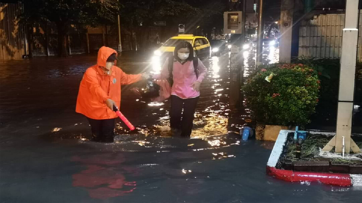 หลายเขตพร้อมรับสถานการณ์ฝน เร่งช่วยเหลืออำนวยความสะดวกให้กับประชาชน หลายเขตพร้อมรับสถานการณ์ฝน เร่งช่วยเหลืออำนวยความสะดวกให้กับประชาชน