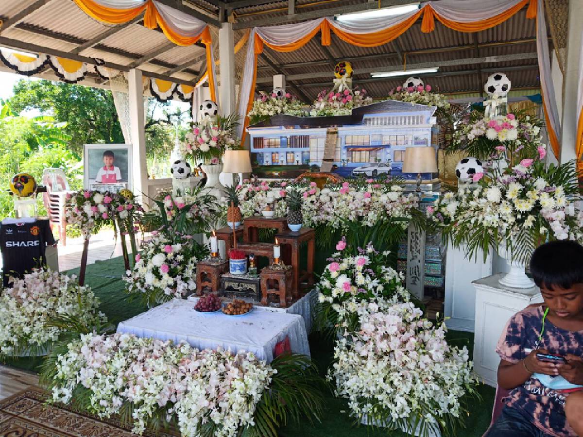 เผาแล้ว!! เด็ก 11 ปีถูกรุ่นพี่เตะก้านคอญาติติดใจการตาย เผาแล้ว!! เด็ก 11 ปีถูกรุ่นพี่เตะก้านคอญาติติดใจการตาย