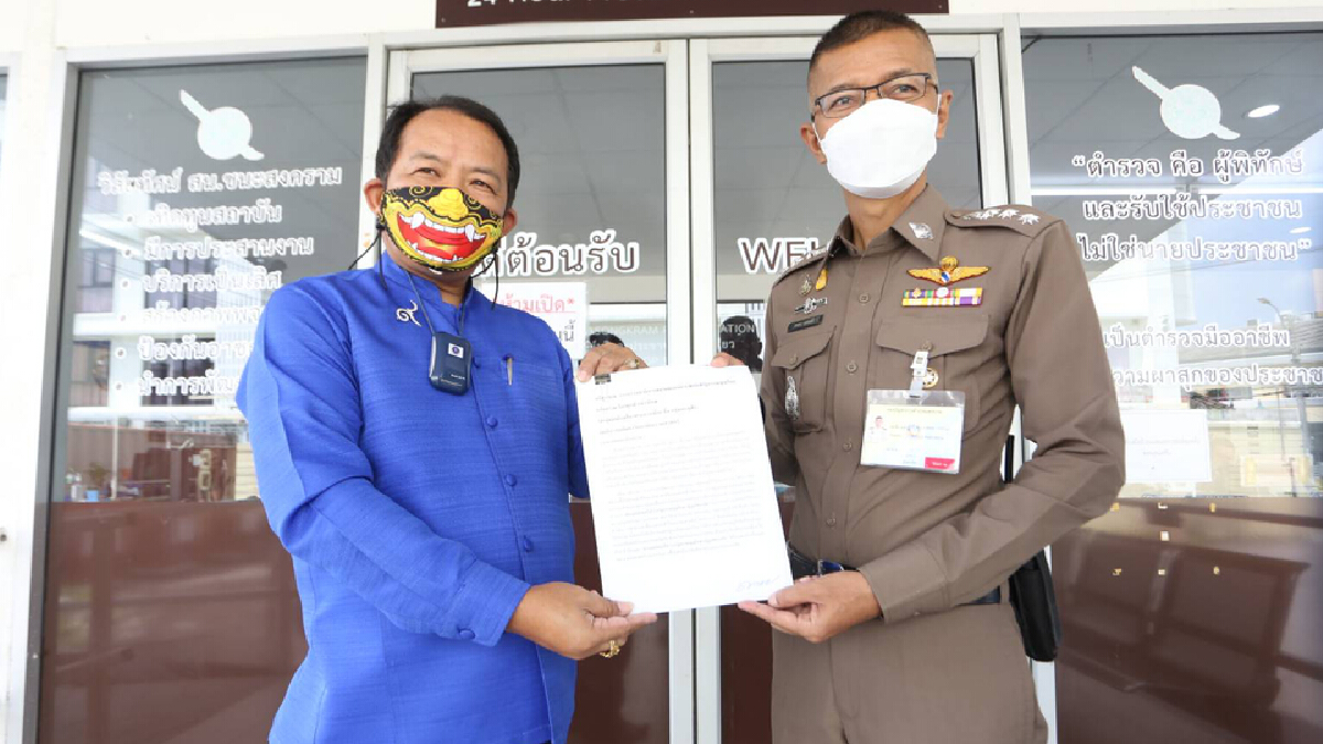 “ศรีสุวรรณ”ร้องเอาผิด“กลุ่มทะลุฟ้า” ชักธงชาติลงยอดเสาโดม