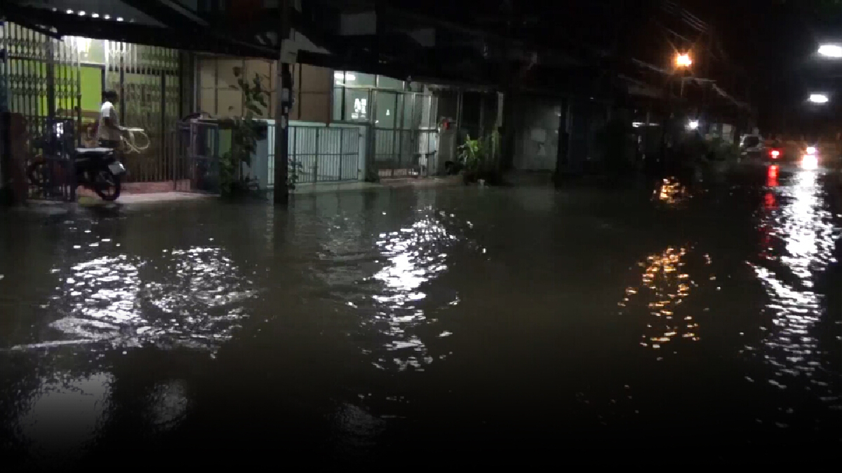 ฝนถล่มเมืองตรัง น้ำทะลักท่วมหมู่บ้านการเคหะกว่า 50 หลัง
