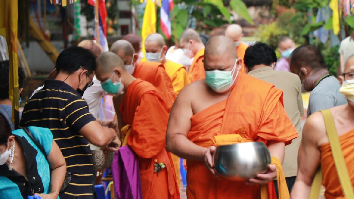 พุทธศาสนิกชนร่วมตักบาตรเทโวโรหณะคึกคัก พุทธศาสนิกชนร่วมตักบาตรเทโวโรหณะคึกคัก