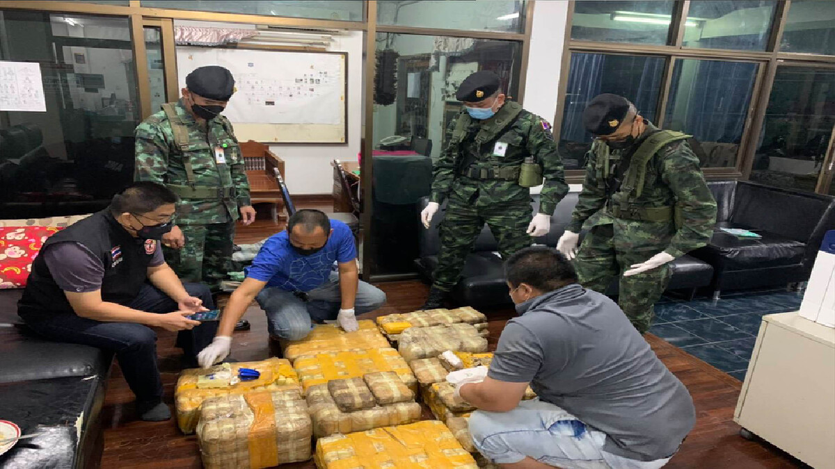 ระทึกกลางเมืองเชียงราย-ยิงสกัดรถยึดยาบ้าล้านเม็ด ระทึกกลางเมืองเชียงราย-ยิงสกัดรถยึดยาบ้าล้านเม็ด