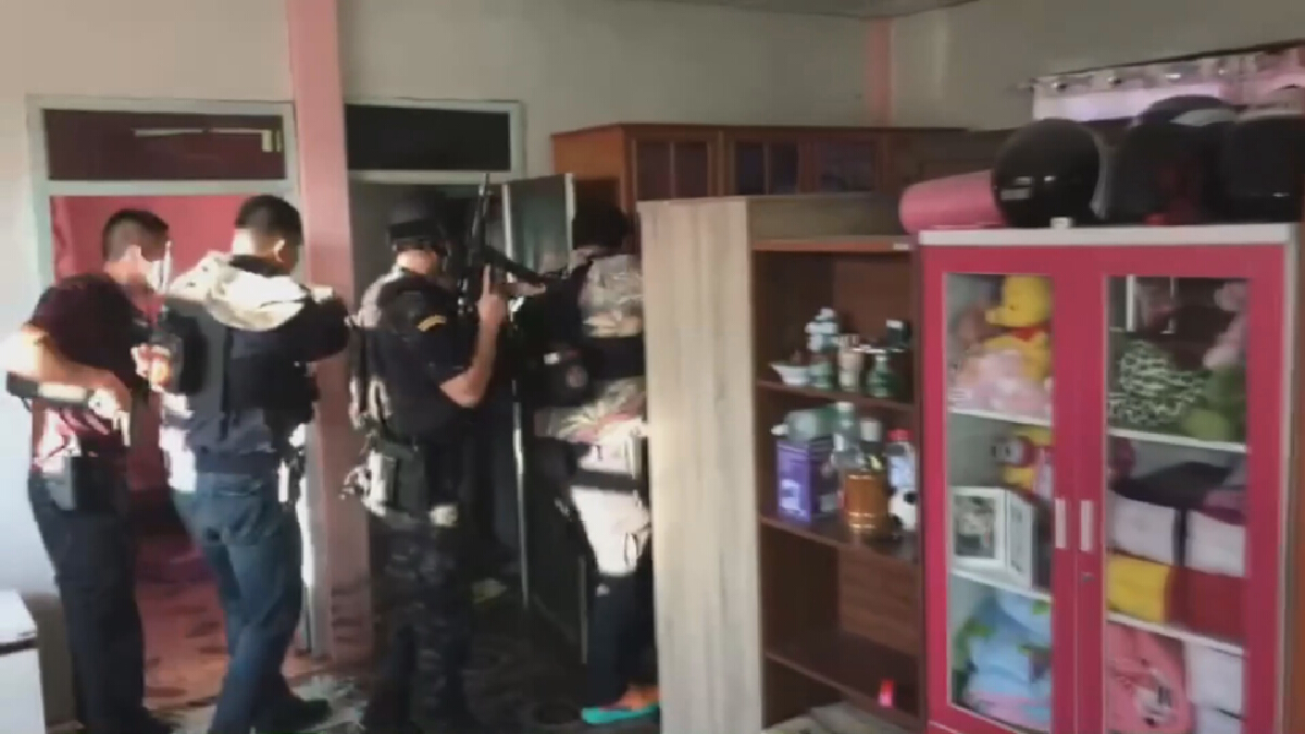 ตร.บุกจับลูกเลี้ยงโหดจ่อยิงเบ้าตาพ่อเลี้ยง2นัดดับให้การปฏิเสธ