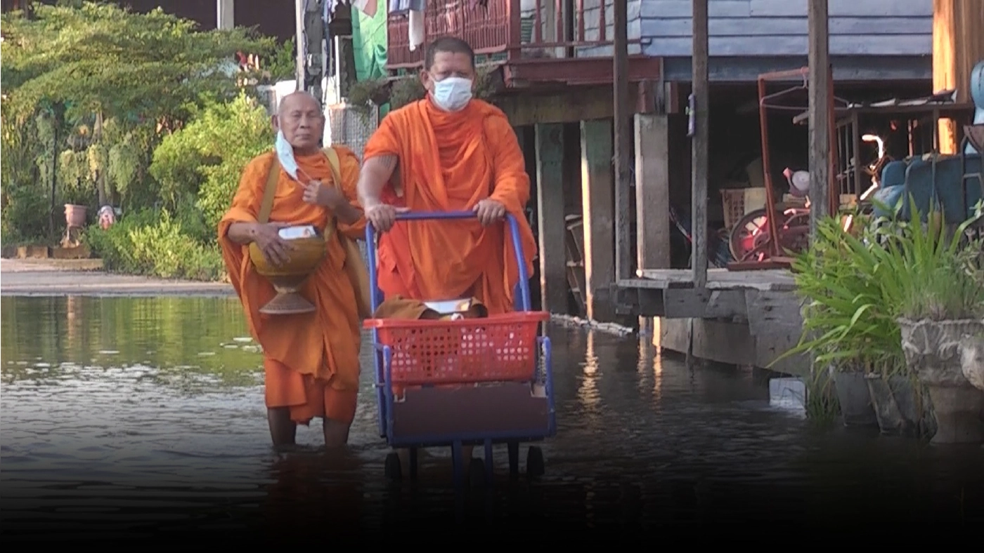 พระจังหวัดพิจิตรเดินลุยน้ำท่วมบิณฑบาต พระจังหวัดพิจิตรเดินลุยน้ำท่วมบิณฑบาต