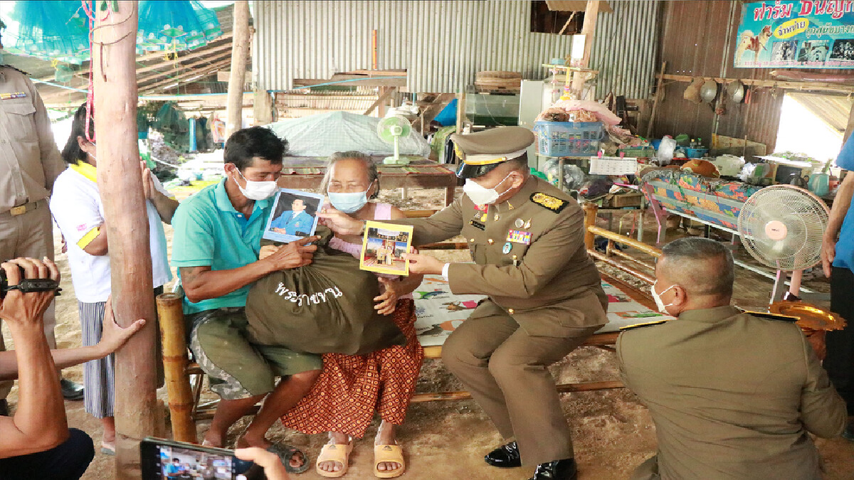 องคมนตรีเชิญถุงพระราชทาน มอบผู้ประสบภัยน้ำท่วมพิษณุโลก องคมนตรีเชิญถุงพระราชทาน มอบผู้ประสบภัยน้ำท่วมพิษณุโลก