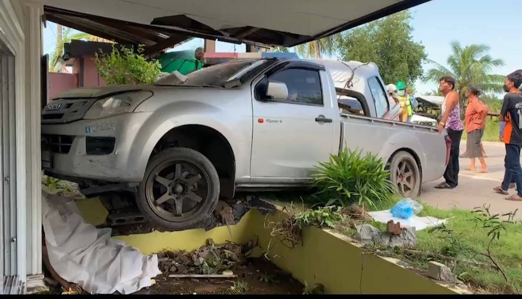 กระบะพุ่งชนร้านอาหารตามสั่งเสียชีวิต 1 บาดเจ็บ 1