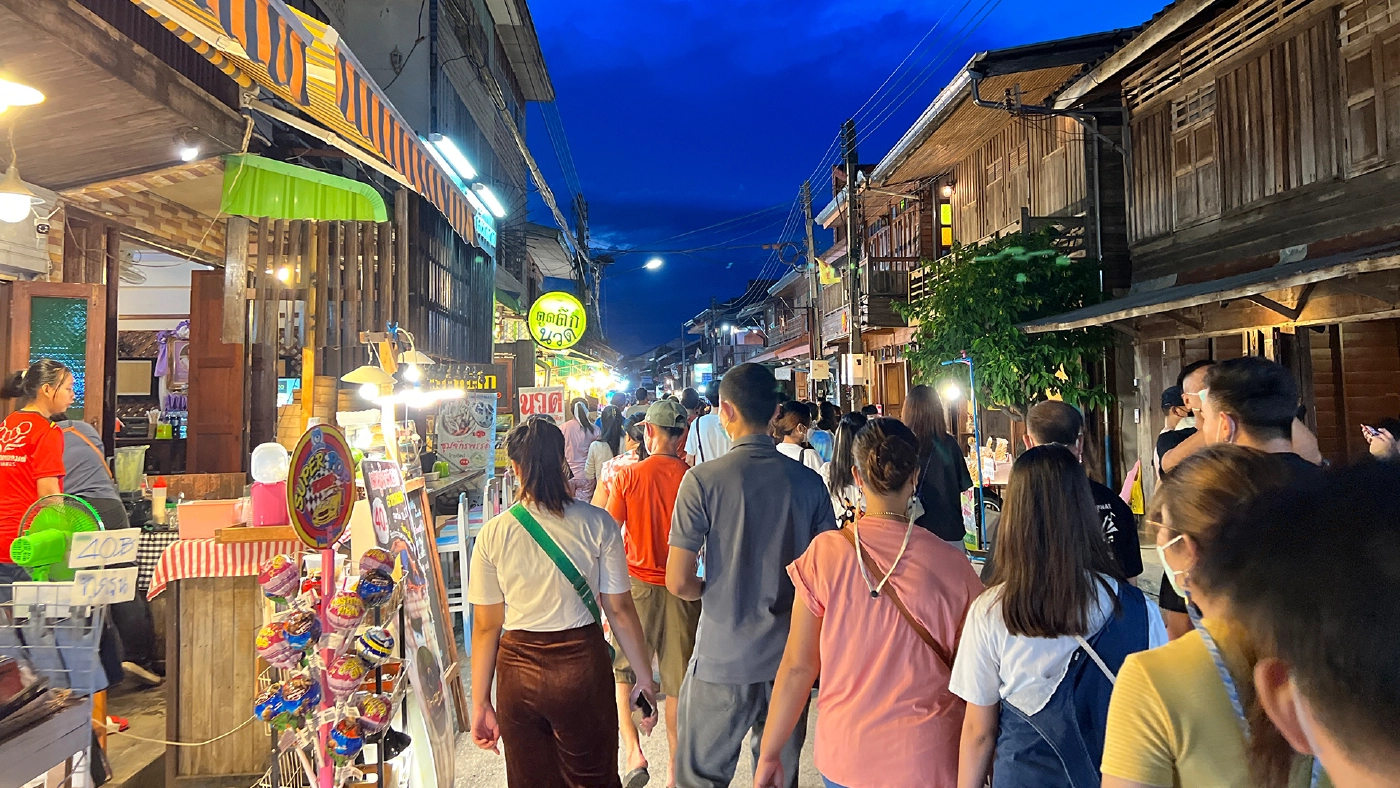 ถนนคนเดินเชียงคานยังคึกคักรับเปิดประเทศ