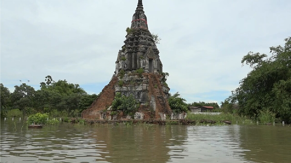 น้ำล้นตลิ่งท่วมชุมชนวัดสนามไชย กระทบโรงเรียน โบราณสถานเจดีย์สนามไชย