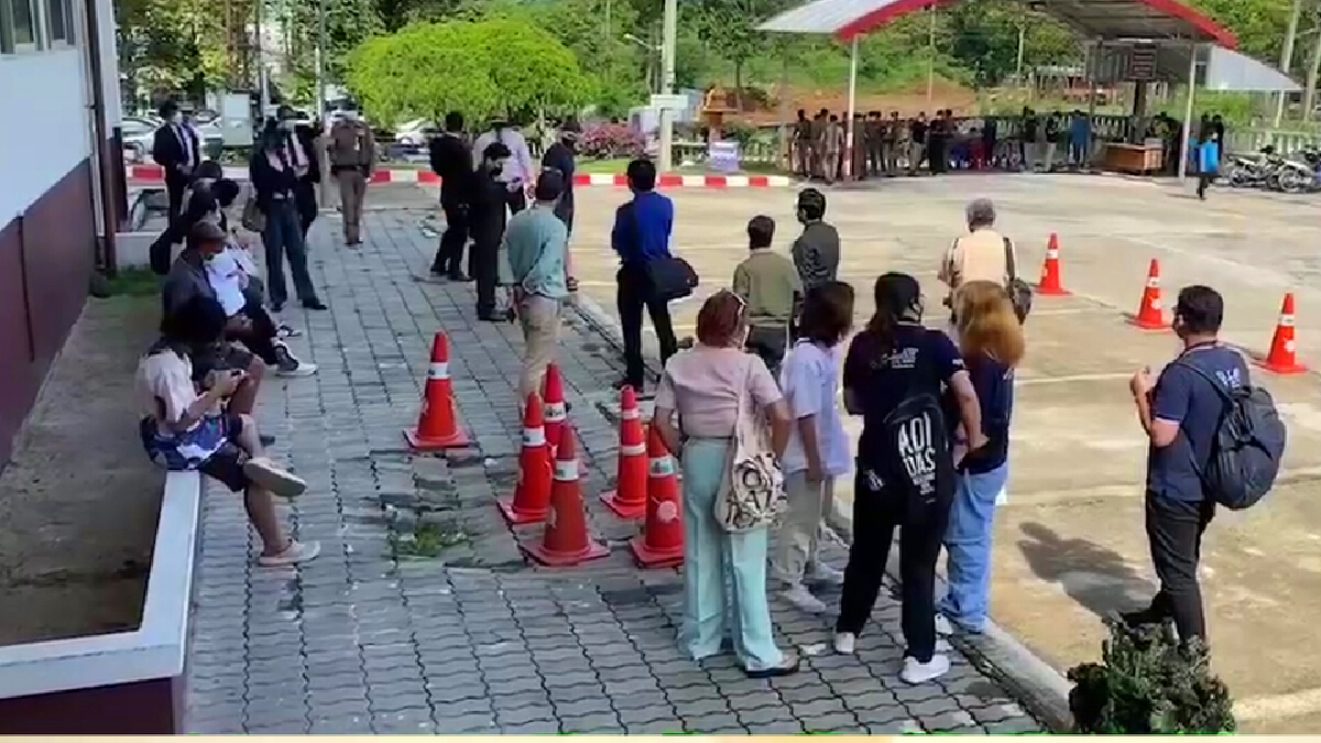 ตำรวจ 100 นายคุมเข้ม 9 แกนนำคาร์ม็อบหาดใหญ่เข้ารับทราบข้อกล่าวหา ตำรวจ 100 นายคุมเข้ม 9 แกนนำคาร์ม็อบหาดใหญ่เข้ารับทราบข้อกล่าวหา