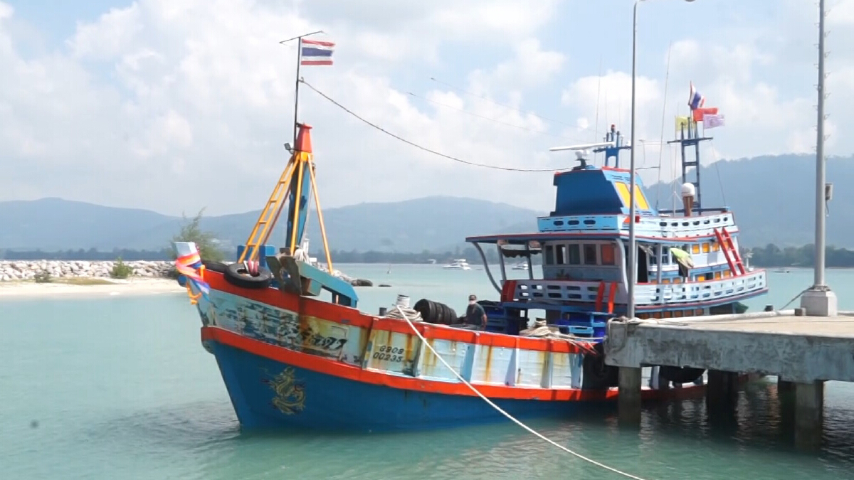จับเรือประมงดัดแปลงลักลอบขนน้ำมันเถื่อน 35,000 ลิตร จับเรือประมงดัดแปลงลักลอบขนน้ำมันเถื่อน 35,000 ลิตร