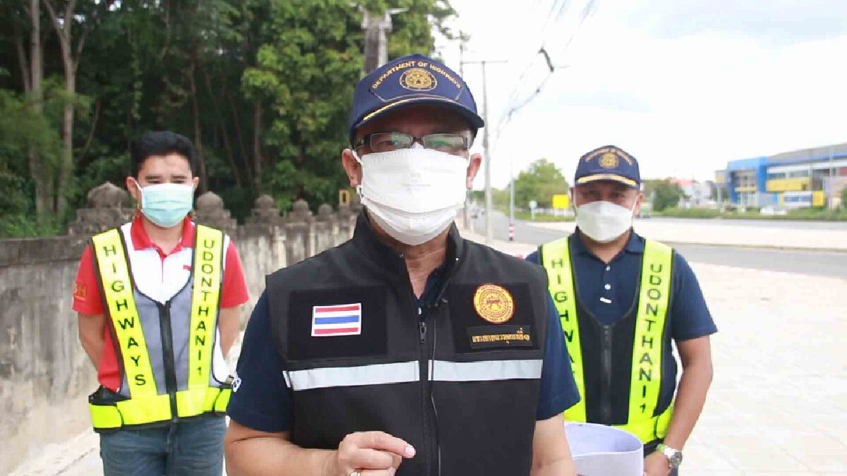 ผอ.แขวงทางหลวงอุดรฯตรวจฟุตปาธยื่นกลางถนนยันทำตามหลักวิศวกรรม