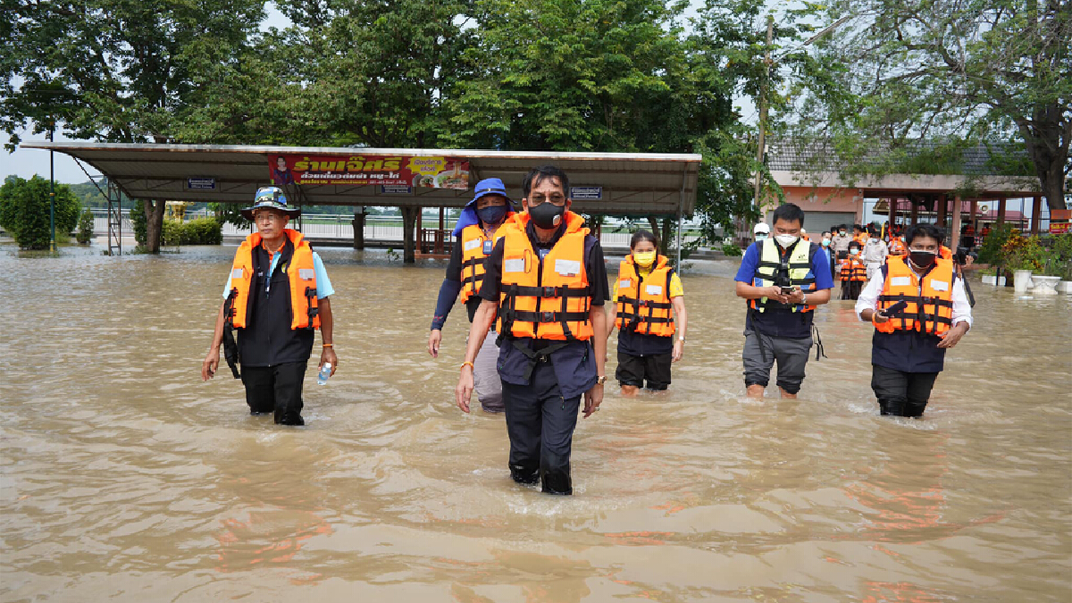 บิ๊กแจ๊ส พานร.อาชีวะล่องเรือช่วยแก้ปัญหาระบบไฟฟ้าให้บ้านริมแม่น้ำเจ้าพระยา
