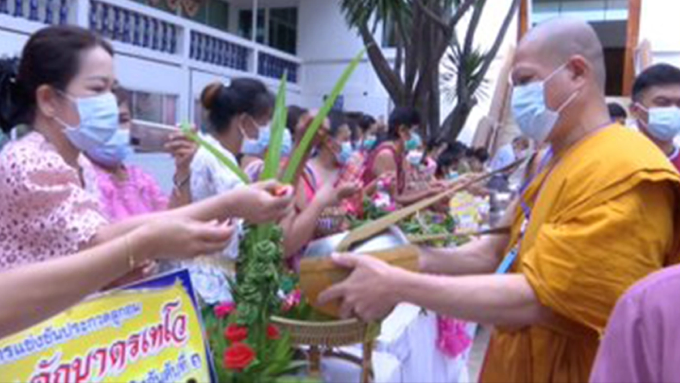 หนึ่งเดียวในโลก ชาวไทยเบิ้งลพบุรี สืบสานประเพณี 100 ปี ตักบาตรลูกอม