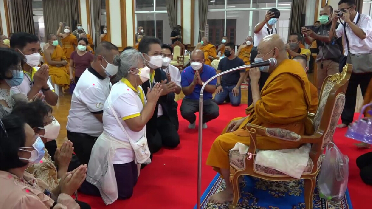 พุทธศาสนิกชนในจังหวัดปทุมธานีเข้าถวายให้กำลังใจ