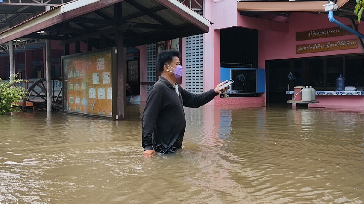 น้ำหลากท่วมเมืองนางรองกลางดึก ขนของหนีไม่ทันจมเสียหาย