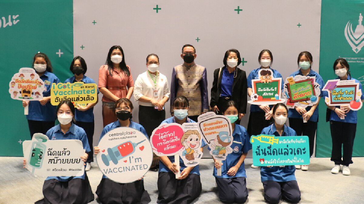 นักเรียนหญิงล้วนโรงเรียนสุรนารีฉีดไฟเซอร์เข็มแรกคึกคัก นักเรียนหญิงล้วนโรงเรียนสุรนารีฉีดไฟเซอร์เข็มแรกคึกคัก