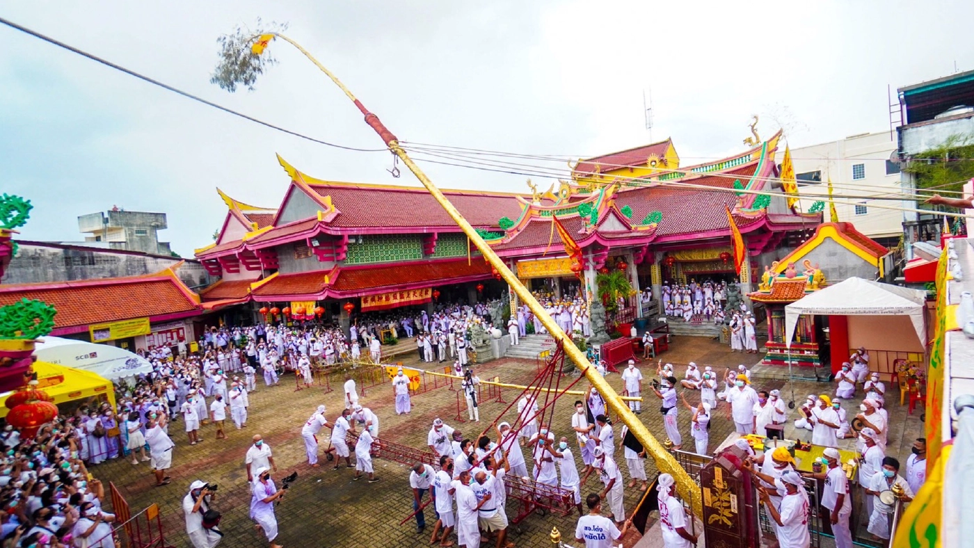 เริ่มแล้ว!! ภูเก็ตจัดพิธียกเสาโกเต้งและตะเกียงศักดิ์สิทธิ์ขึ้นสู่ยอดเสา