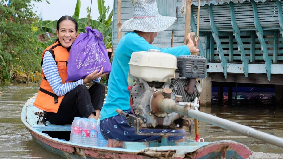 “กบ ปภัสรา”  นำทีมดาราจิตอาสา มอบถุงยังชีพช่วยน้ำท่วมที่ จ.พระนครศรีอยุธยา