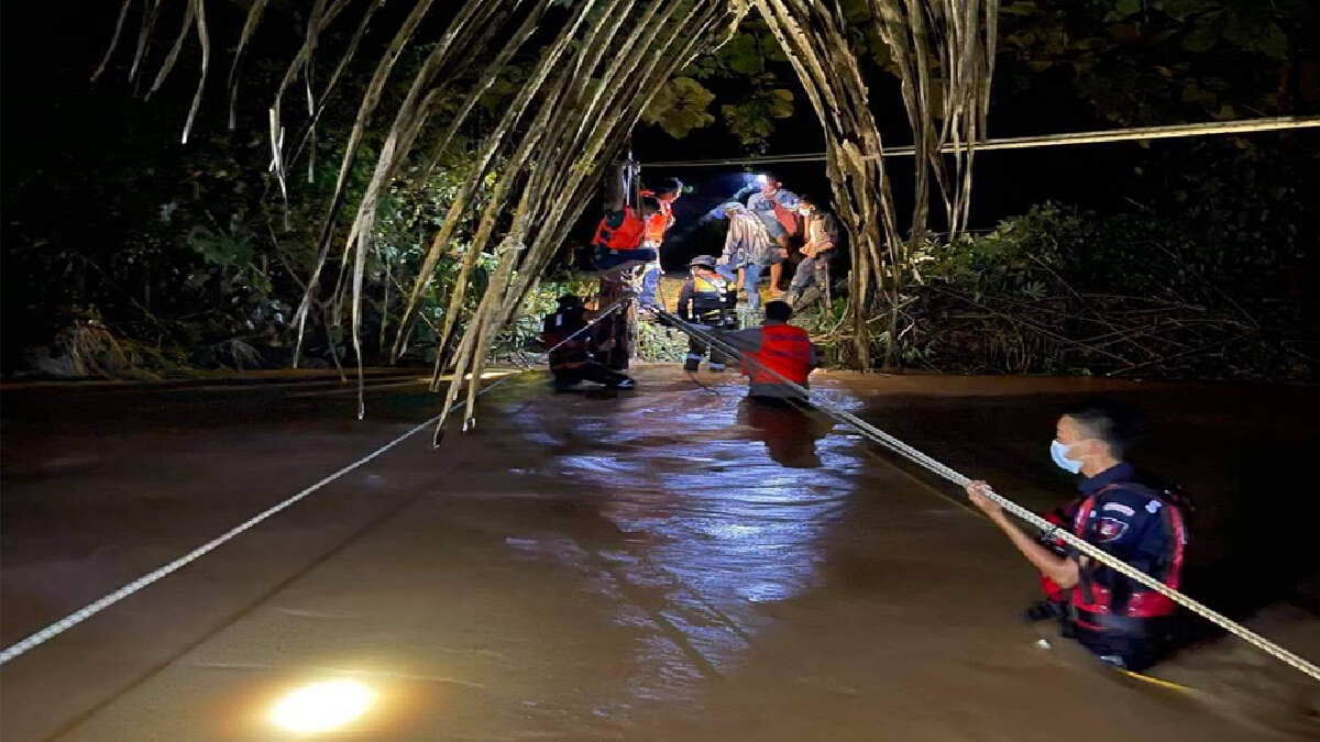 สนธิกำลังสร้างสะพานเชือก ลำเลียงผู้ติดค้างจากน้ำท่วม สนธิกำลังสร้างสะพานเชือก ลำเลียงผู้ติดค้างจากน้ำท่วม