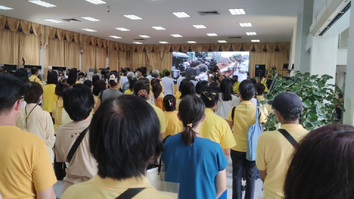 ประชาชนแห่ร่วมน้อมรำลึกพระมหากรุณาธิคุณ "ในหลวง ร.9" ที่ศิริราช ประชาชนแห่ร่วมน้อมรำลึกพระมหากรุณาธิคุณ "ในหลวง ร.9" ที่ศิริราช