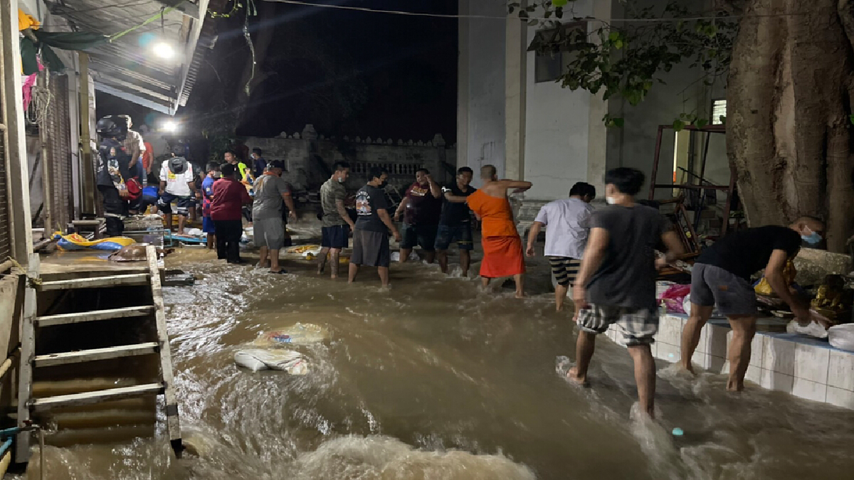 มวลน้ำเจ้าพระยาทะลักเข้าท่วมวัดต้นสนอ่างทอง