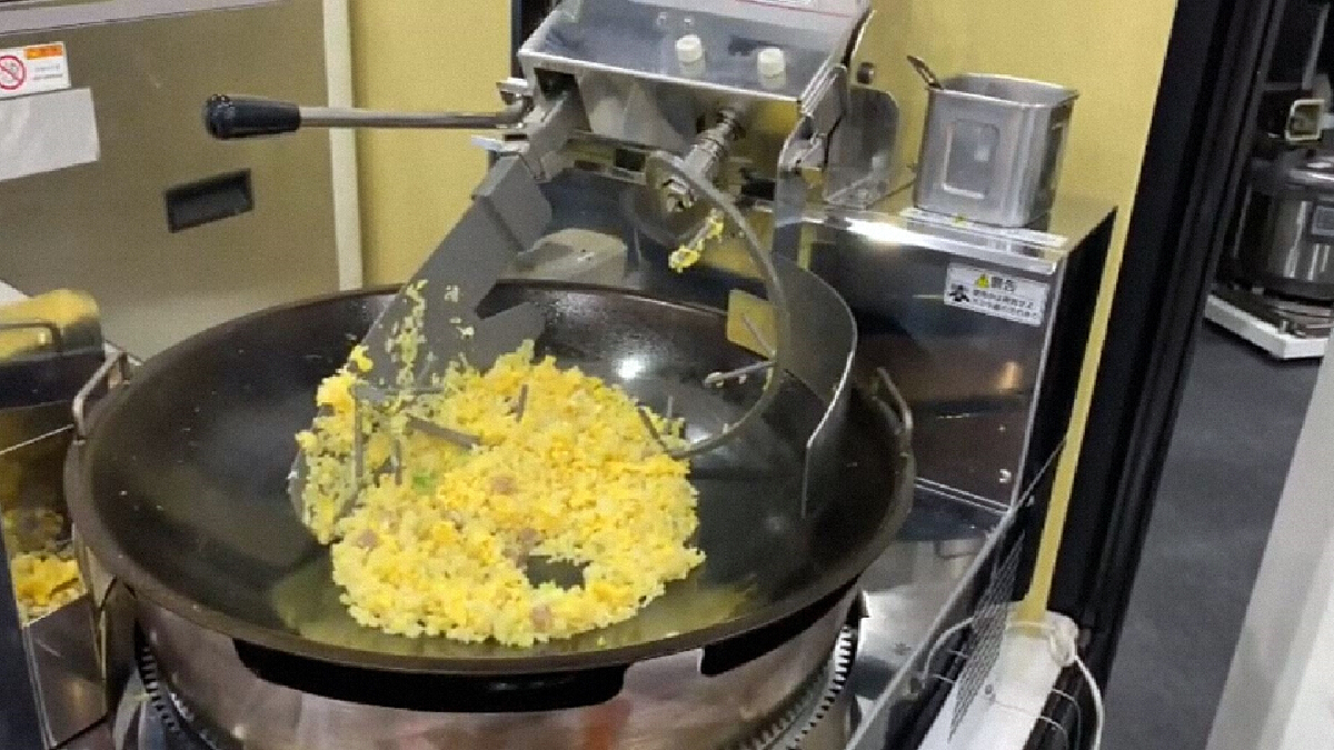 ญี่ปุ่นถึงขั้นให้หุ่นยนต์ผัดข้าวให้กินแล้ว
