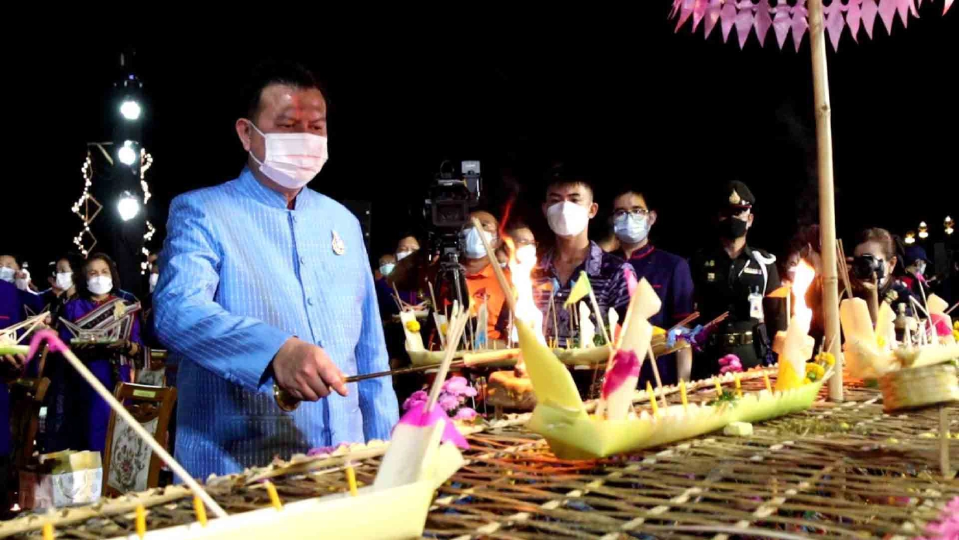 ไหลเรือไฟคืนแรกกลางสายน้ำโขงสุดอลังการ ไหลเรือไฟคืนแรกกลางสายน้ำโขงสุดอลังการ