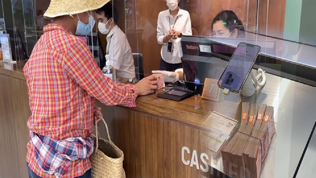 จวกยับ! ยูทูบเบอร์แต่งเป็นชาวนา เข้าห้างดังซื้อไอโฟนครึ่งแสน