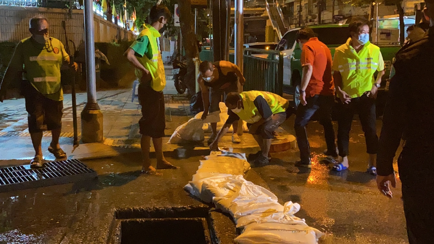 น้ำเอ่อล้นตลิ่งริมแม่น้ำเจ้าพระยา ท่วมซอยสามเสน 23 เขตดุสิต