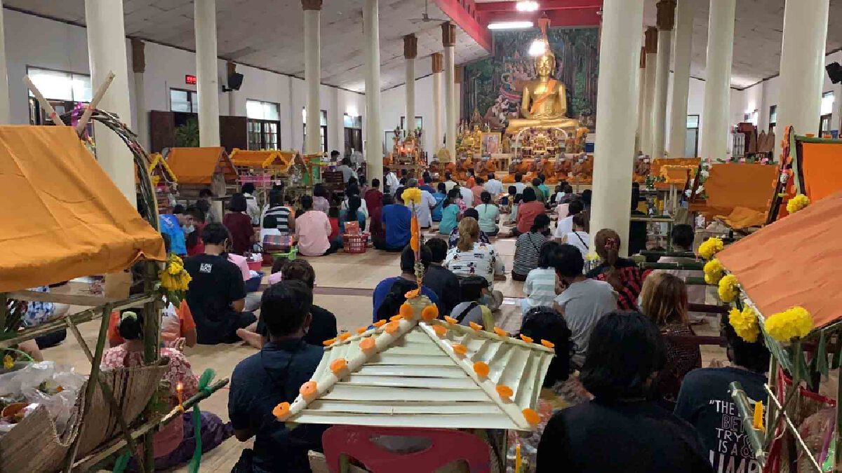 ชาวชุมชนร่วมแห่ปราสาทผึ้งเนื่องในวันออกพรรษา