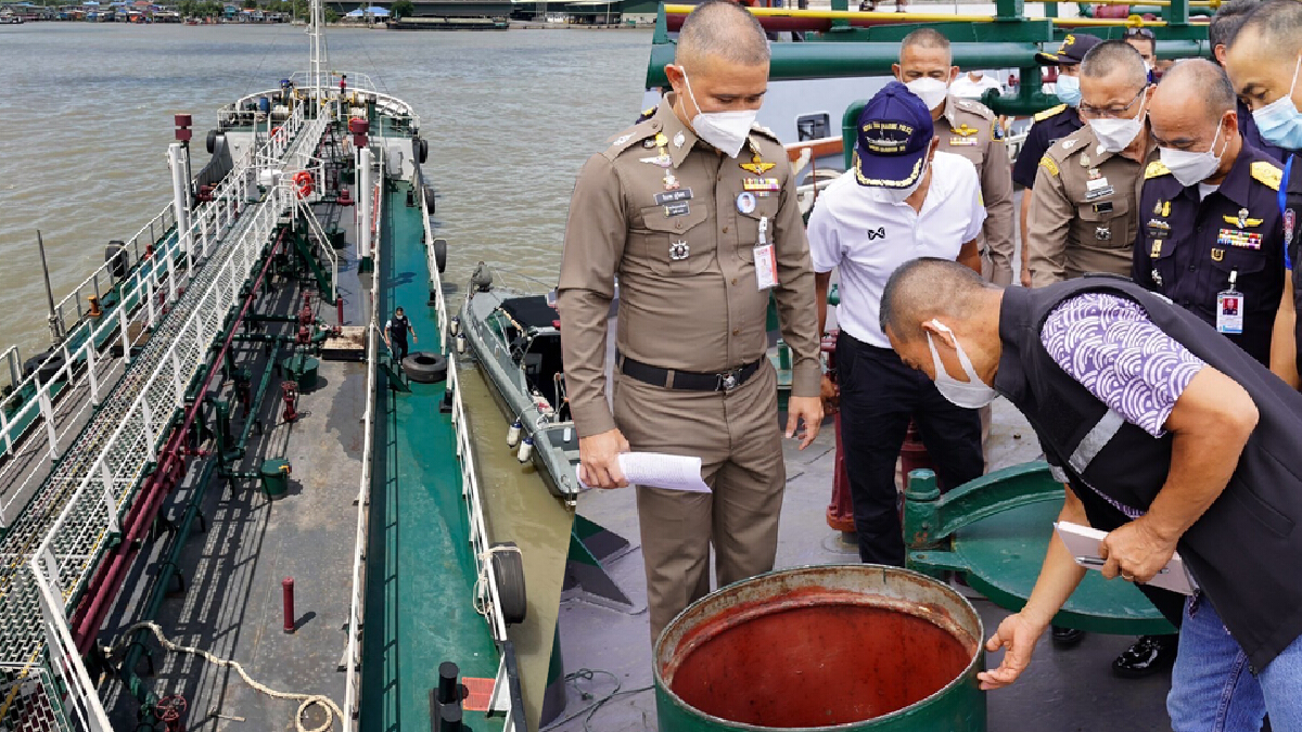 ผบ.ตร.ตรวจเรือบรรทุกน้ำมัน ส่อเถื่ิอน1.2 ล้านลิตร