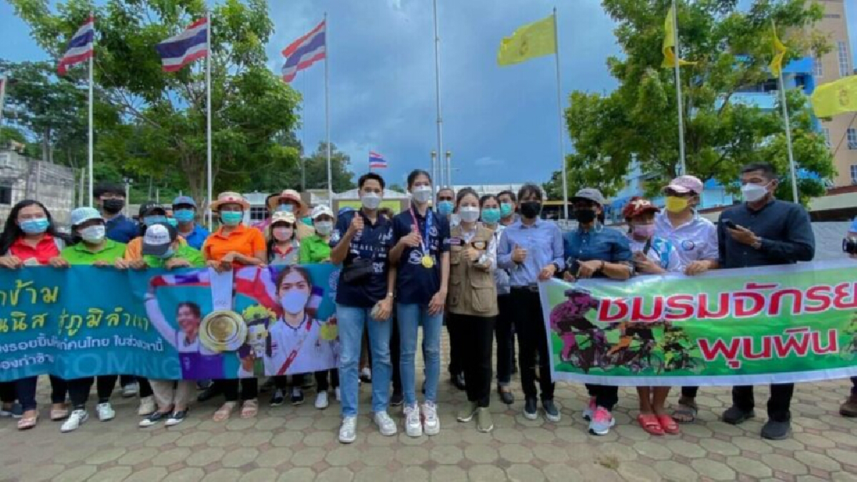อบอุ่น! ชาวสุราษฎร์ฯ ต้อนรับ "น้องเทนนิส" กลับบ้าน แจกอัดฉีด 1 ล้าน ทอง 10 บาท