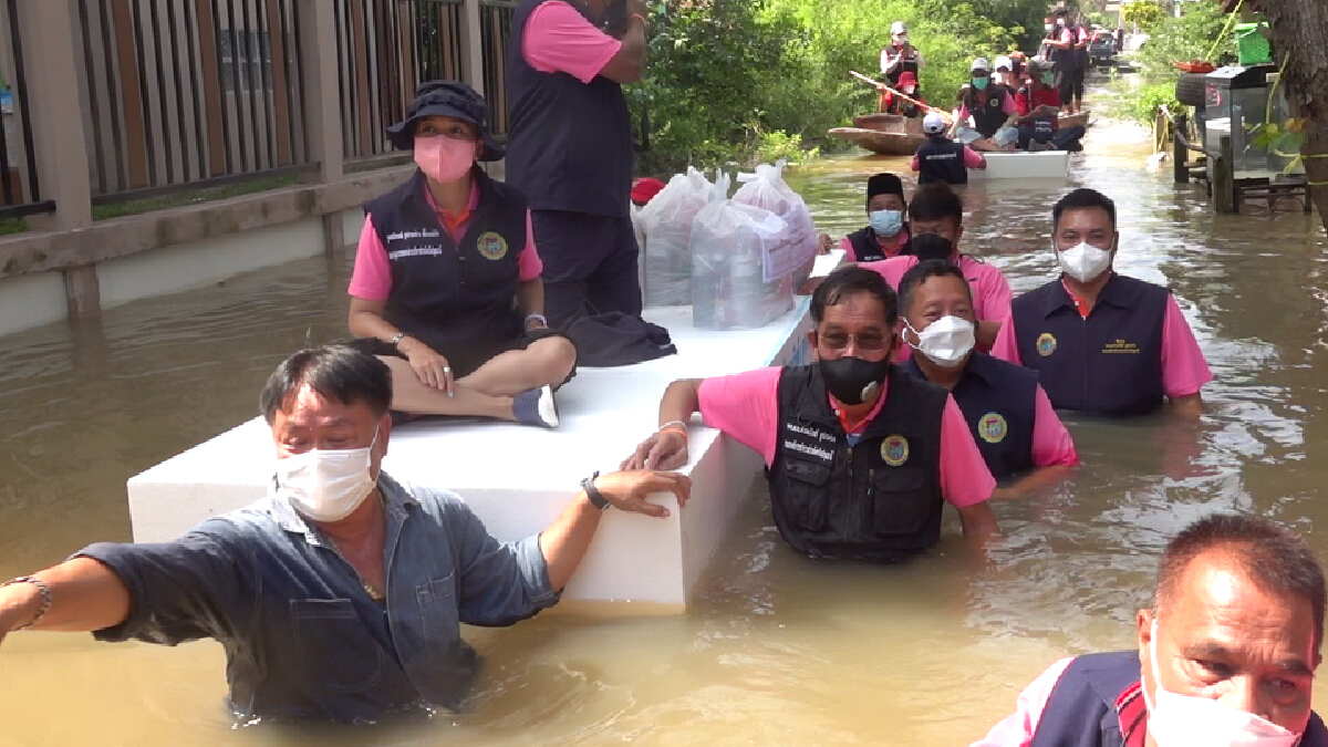 บิ๊กแจ๊สลุยน้ำจุดหนักสุดปทุมฯ มอบถุงรอดชีพชาวบ้านตกสำรวจท้ายเกาะ