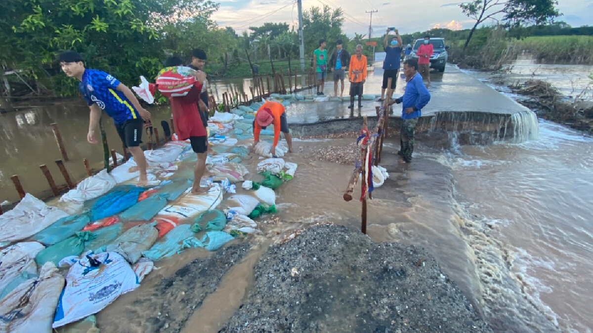 ชาวบ้านรวมตัวซ่อมถนนขาดใช้ชั่วคราวหลังถูกน้ำท่วม ชาวบ้านรวมตัวซ่อมถนนขาดใช้ชั่วคราวหลังถูกน้ำท่วม