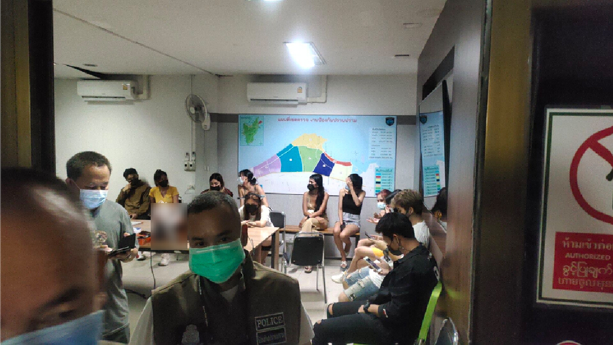ตำรวจพัทยาบุกจับคาราโอเกะ เปิดเย้ยพรก.ฉุกเฉิน รวบ 27 ราย
