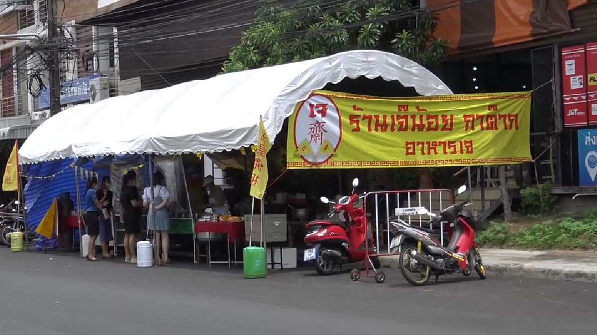 ยกครัวมาไว้หน้าร้าน ปรับตัวเปิดขายอาหารเจ