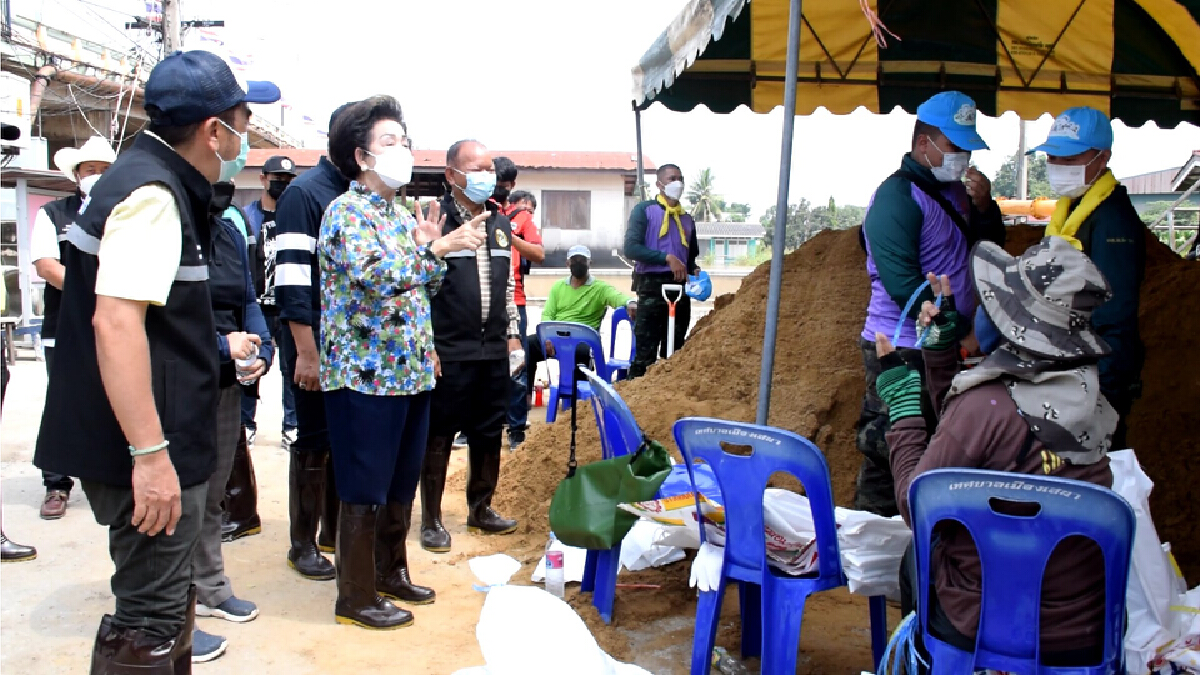อบจ.อยุธยาจับมือเทศบาลป้องตลาดเก่าเสนา ระดมเครื่องสูบน้ำปั้นคันดินสู้