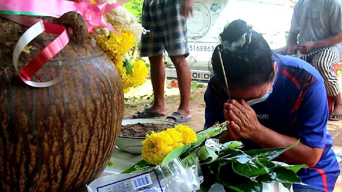 สองผัวเมียฝันมีหญิงชรามาบอกจุดฝังสมบัติ รุ่งเช้าไปขุดพบไหโบราณ