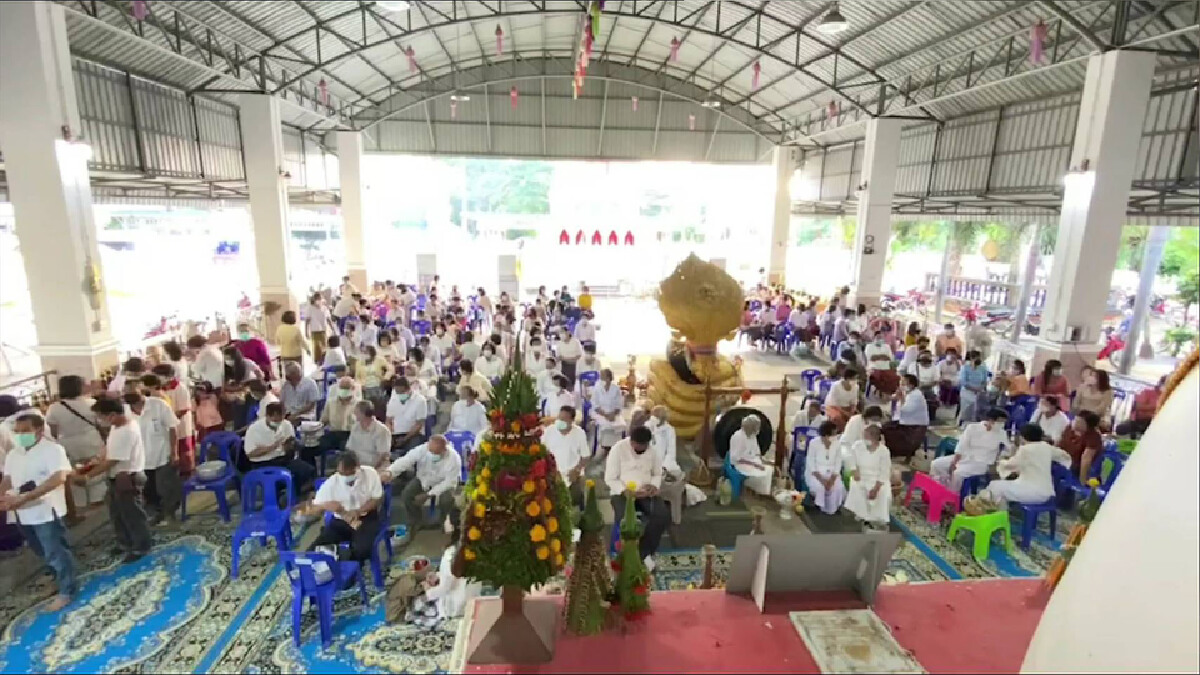 ชาวพะเยาแห่เข้าวัดทำบุญ-รับวันออกพรรษา ชาวพะเยาแห่เข้าวัดทำบุญ-รับวันออกพรรษา