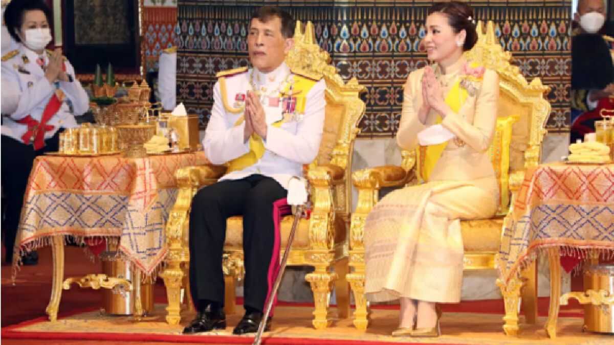 “ในหลวง-ราชินี” ทรงบำเพ็ญพระราชกุศลเนื่องในวันคล้ายวันสวรรคต ร.9