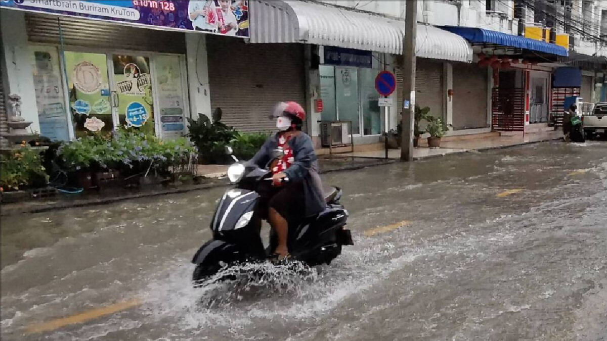ผลพวงพายุ“คมปาซุ” ทำฝนถล่มหนัก น้ำท่วมขังถนน