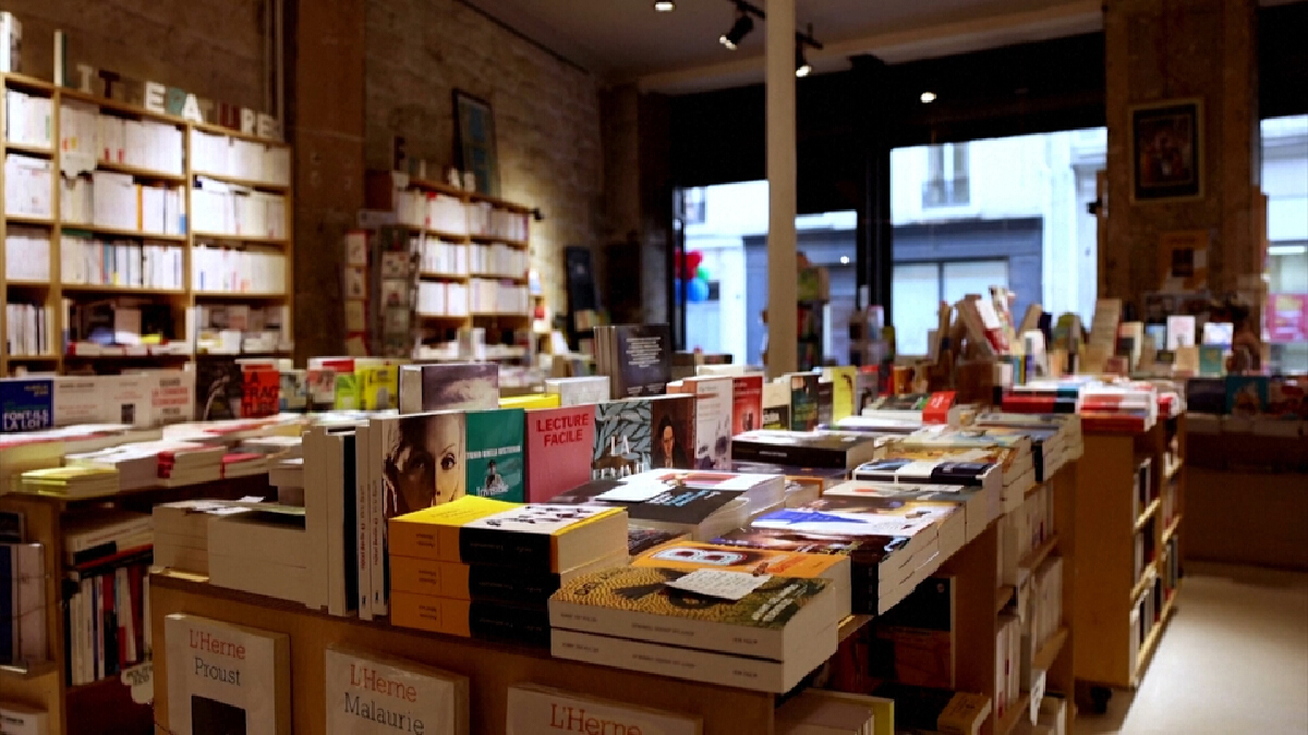 ร้านหนังสือฝรั่งเศสยังอยู่รอด แม้ในยุคอีคอมเมิร์ซครองเมือง ( คลิป ) ร้านหนังสือฝรั่งเศสยังอยู่รอด แม้ในยุคอีคอมเมิร์ซครองเมือง ( คลิป )