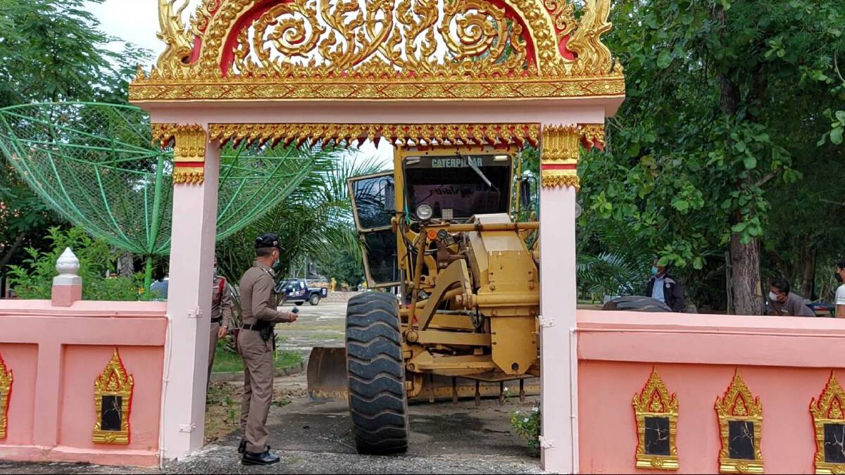 หนุ่มหลอน ขโมยรถเกรดดิน ขับพุ่งชนโบสถ์วัดโคราช ก่อนแก้ผ้าเดินขึ้นโบสถ์ หนุ่มหลอน ขโมยรถเกรดดิน ขับพุ่งชนโบสถ์วัดโคราช ก่อนแก้ผ้าเดินขึ้นโบสถ์