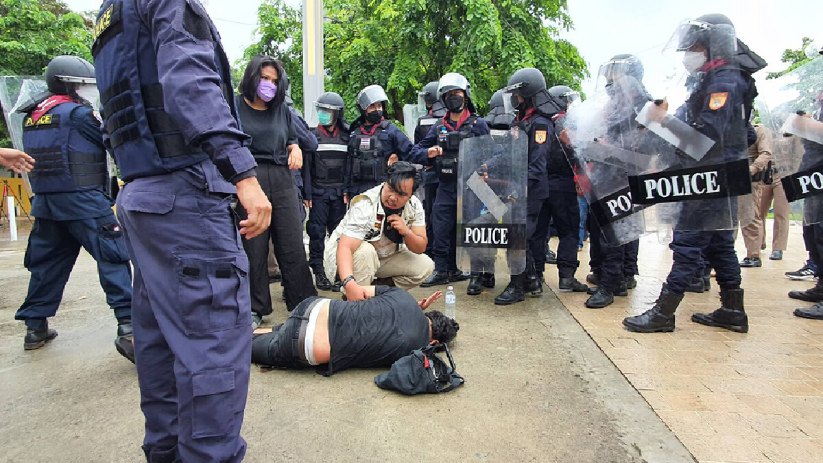 ราษฎรขอนแก่นปะทะควบคุมฝูงชนชุลมุนรับลุงป้อม ราษฎรขอนแก่นปะทะควบคุมฝูงชนชุลมุนรับลุงป้อม