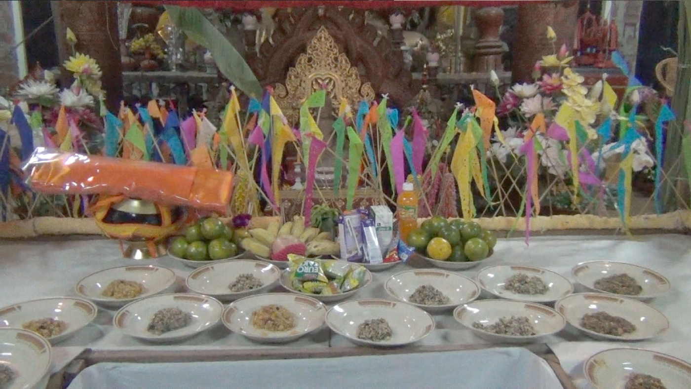 ชาวลำปางสืบสานประเพณี"บูชาข้าวทิพย์"ถวายองค์พระพุทธรูป ชาวลำปางสืบสานประเพณี"บูชาข้าวทิพย์"ถวายองค์พระพุทธรูป