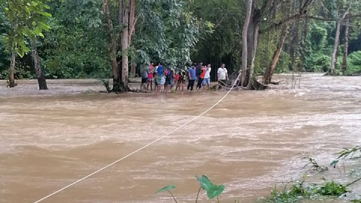 ระทึก! น้ำป่าทะลักจุดกางเต็นท์ นักท่องเที่ยวออกไม่ได้ จนท. ต้องเร่งช่วย ระทึก! น้ำป่าทะลักจุดกางเต็นท์ นักท่องเที่ยวออกไม่ได้ จนท. ต้องเร่งช่วย