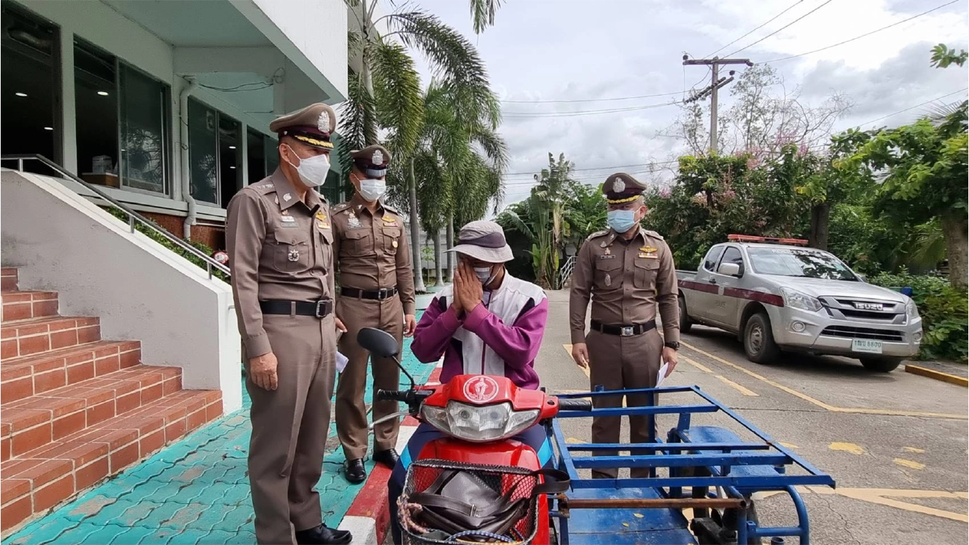 จับหนุ่มขับรถซาเล้งพ่วงข้างซิ่งยกล้อโชว์กลางถนน เจอ 4 ข้อหา